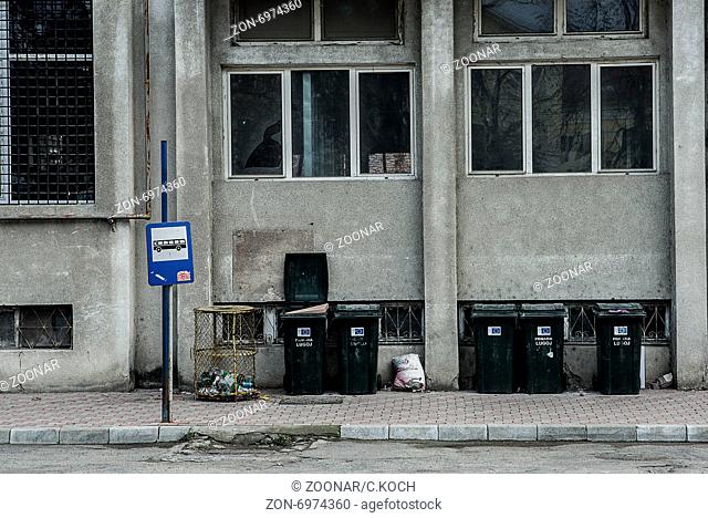 Bushaltestelle an einer verlassenen und kaputten Strasse in Lugoj, Rumaenien 2014
