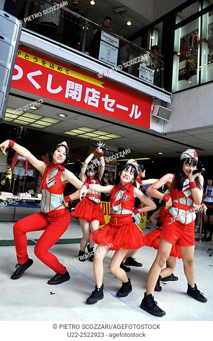 Naha, Okinawa, Japan: dance group along Kokusai-dori
