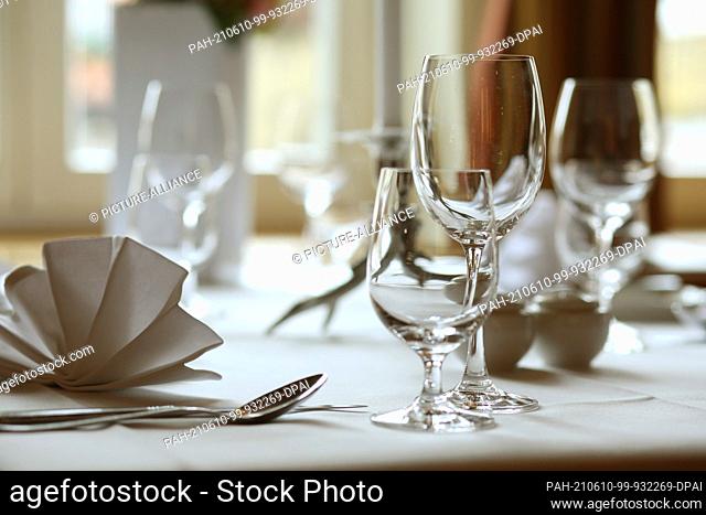 27 May 2021, Saxony-Anhalt, Wernigerode: A table set at the Hotel Weißer Hirsch. Among other industries, hotels and restaurants are preparing for openings after...
