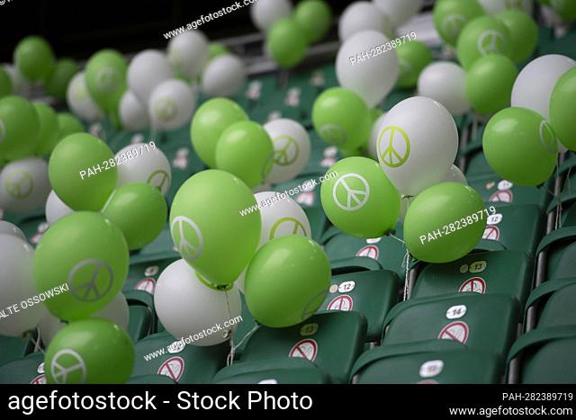 Balloons with the peace sign on the seats, feature, edge motifs, symbol photo, VfL Wolfsburg (WOB) - DSC Arminia Bielefeld (BI) 4: 0, on April 9th