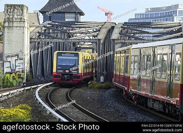 14 October 2022, Berlin: A train of the new class 483/484 (l) pulls into Treptow station during a press event for the changeover of the S-Bahn line S8