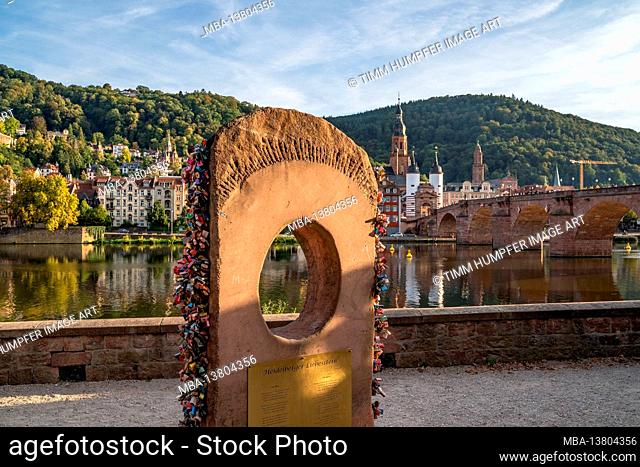 Europe, Germany, Baden-Wuerttemberg, Heidelberg, Heidelberger Liebesstein in front of the Old Bridge