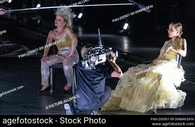 01 September 2020, Hamburg: The singers Jana Kurucova (l) in the role of 2w and Valery Tscheplanowa in the role of the actress sit on the stage during the photo...
