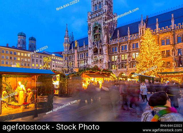 View of New Town Hall and bustling Christmas Market in Marienplatz at dusk, Munich, Bavaria, Germany, Europe