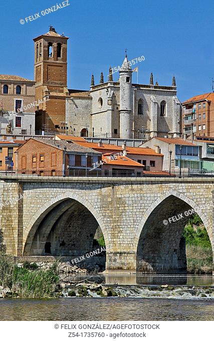 Bridge over Douro river and Palacio del Tratado, Tordesillas, Valladolid, Castilla-León, Spain