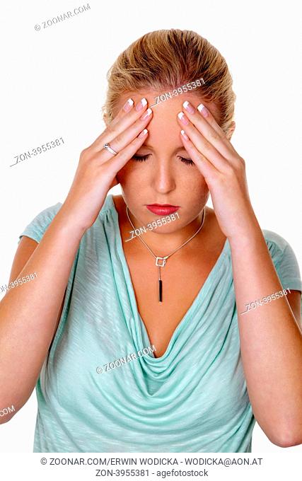 Eine junge Frau mit Migräne und Kopfschmerzen. Isoliert vor weißem Hintergrund