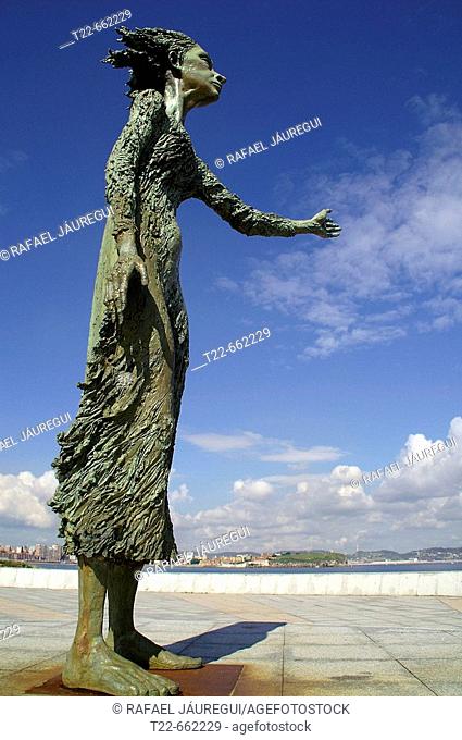 'La Madre del Emigrante', sculpture by Ramon Muriedas. Rinconin park. Gijon. Asturias, Spain