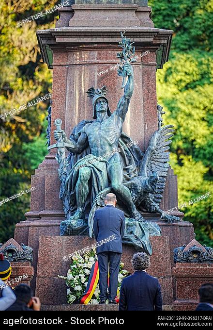 28 January 2023, Argentina, Buenos Aires: German Chancellor Olaf Scholz (Ml, SPD) lays a wreath at the San Martin monument at the Foreign Ministry
