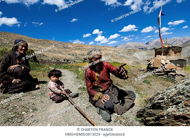 Nepal, Karnali Zone, Dolpo Region, Saldang, old wise man and his family