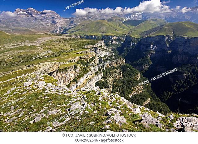 Valle de Añisclo y macizo de Monte Perdido. Sobrarbe. Pirineo Aragonés. Provincia de Huesca. España. Europa