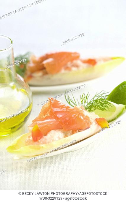 Platillo de endivia con salmon ahumado, gambas y mayonesa