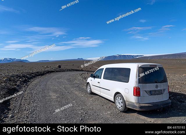 Car, lonely gravel road through volcanic landscape, volcanic desert, road F35, Kjalvegur, Kjölur, highlands, Iceland, Europe