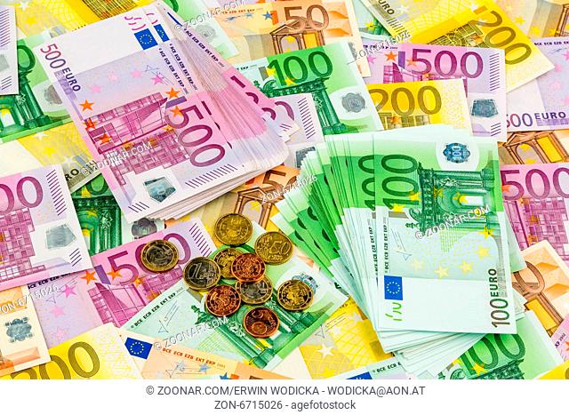 Viele verschiedene Euro Geldscheine. Symbolfoto für Reichtum und Geldanlage