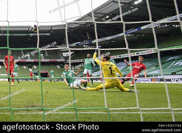 Dani OLMO r. (L) shoots the goal to 0: 1, versus goalwart Jiri PAVLENKA (HB), action, football 1. Bundesliga, 28th matchday
