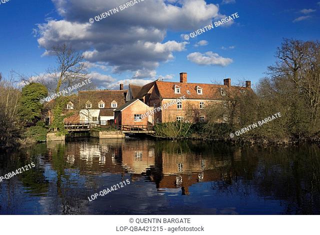 England, Suffolk, East Bergholt. Flatford Mill on the River Stour in the heart of Dedham Vale, famed for its association with the famous English landscape...