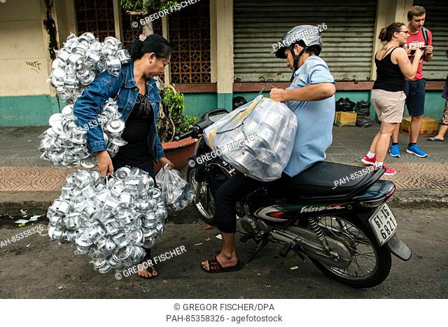 Street hawkers load their wares onto a motorbike in Ho Chi Minh City, Vietnam, 01 November 2016. Photo: Gregor Fischer/dpa | usage worldwide