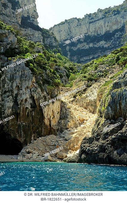 Cliffs between Cala Gonone and Cala Capiani, Golfo di Orosei, east coast of Sardinia, Italy, Europe