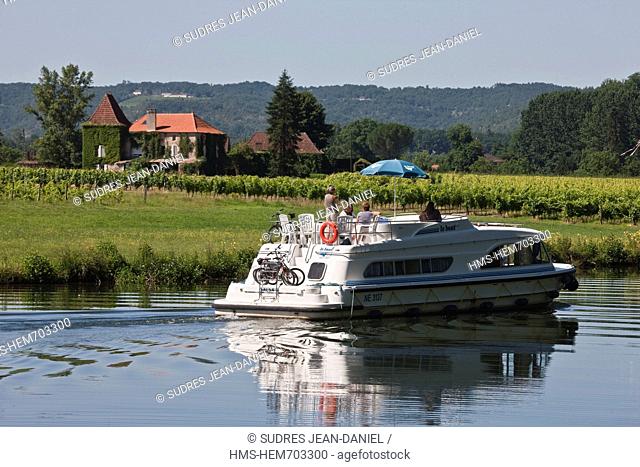 France, Lot, around Parnac, river tourism in the Lot valley and the vineyards of Cahors wine