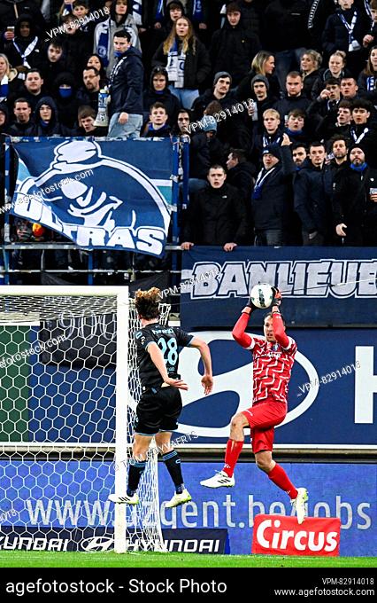OHL's Ewoud Pletinckx and Gent's goalkeeper Davy Roef pictured in action during a soccer match between KAA Gent and OH Leuven, Thursday 21 December 2023 in Gent