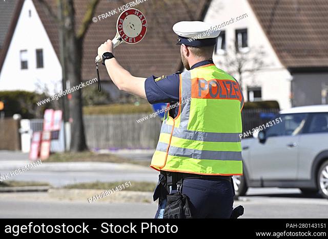 A traffic cop raises a trowel (STOP POLICE) and waves a car driver to the side of the road, 24-hour lightning marathon in several federal states