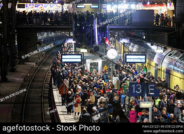 21 December 2023, Hamburg: Numerous travelers wait for their train on a full platform at the main station. Storm ""Zoltan"" caused cancellations and delays to...