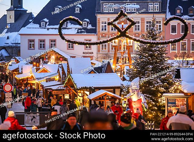 13 December 2022, Saxony, Annaberg-Buchholz: Visitors walk through the Christmas market of Annaberg-Buchholz. Until December 23, more than 70 stalls offer