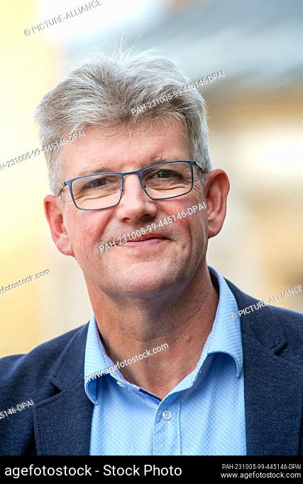 04 October 2023, Mecklenburg-Western Pomerania, Stralsund: Leon Kräusche, mayor of Sassnitz, stands in Stralsund. When it comes to the question of the need for...