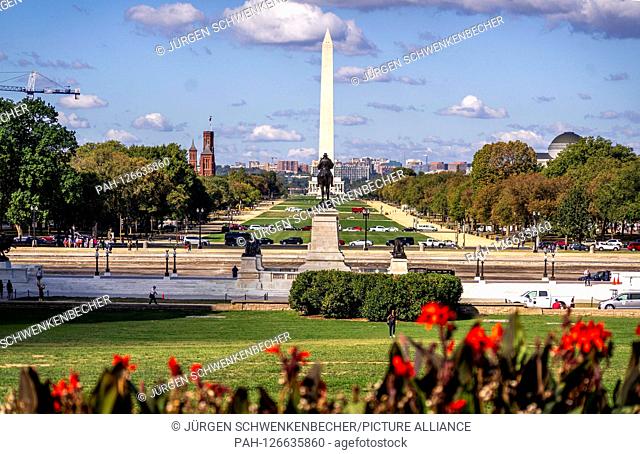 View from the Capitol over the National Mall in Washington. The almost 5 kilometers long and 500 meters wide area (""The Mall"") is one of the most famous...