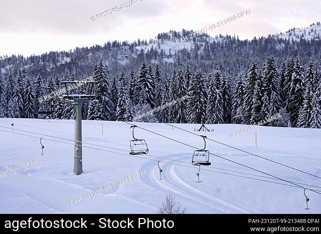07 December 2023, Bavaria, Reit im Winkl: View of an empty ski lift on the Winklmoos-Alm. The ski area at around 1200 meters starts skiing on 09.12