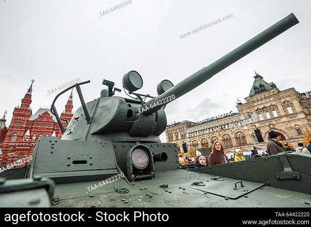 RUSSIA, MOSCOW - 5 de NOVIEMBRE, 2023: Un tanque T-34 está en exhibición en un museo al aire libre en la Plaza Roja; el museo abrió para conmemorar el 82...