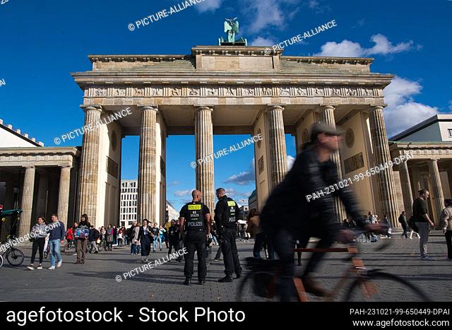 21 October 2023, Berlin: Two police officers stand at the Brandenburg Gate. Pro-Palestine demonstrations are banned in the city again this weekend