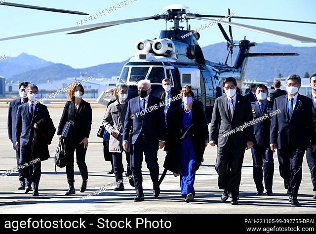05 November 2022, South Korea, Busan: German President Frank-Walter Steinmeier and his wife Elke Büdenbender get out of a Korean Air Force helicopter in which...