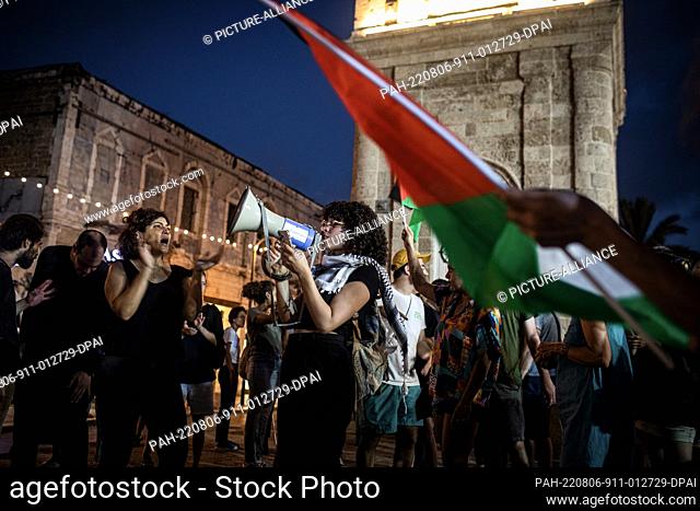 06 August 2022, Israel, Jaffa: People take part in a protest against the operation in Gaza. Photo: Ilia Yefimovich/dpa. - Jaffa/Israel
