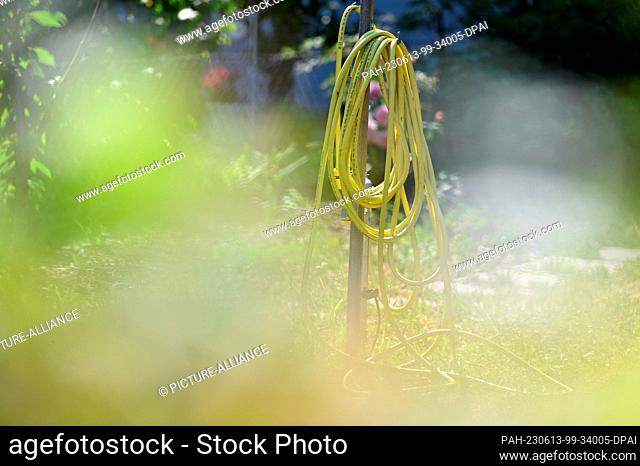 09 June 2023, Berlin: A garden hose is connected to a water connection. Photo: Jessica Lichetzki/dpa. - Berlin/Berlin/Germany
