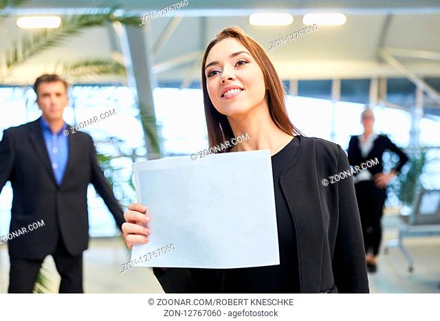 Business Frau mit einem leeren Willkommen Schild am Flughafen Terminal für einen Gast