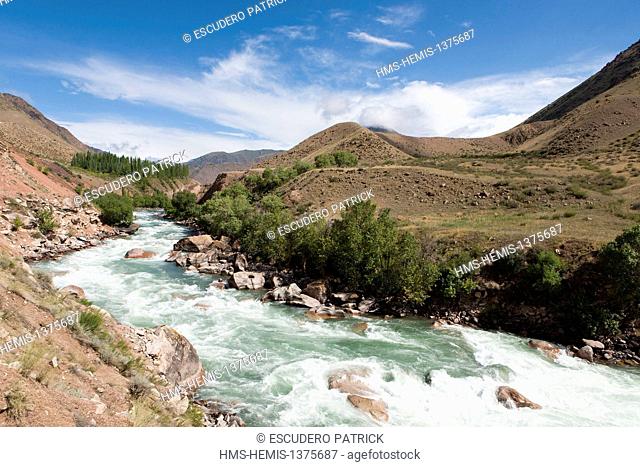 Kyrgyzstan, Naryn Province, Kyzyl Oy, Kyzyl Oy river and rocks in Kyzyl Oy valley