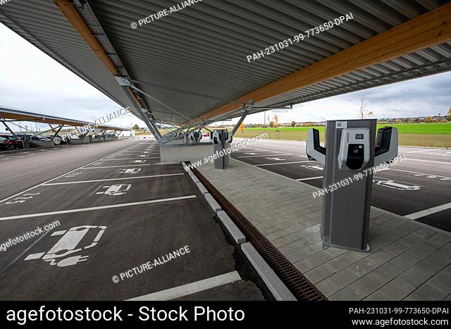 31 October 2023, Baden-Württemberg, Merklingen: Charging points for e-cars are installed under an oversized carport. At the station on the new Ulm-Wendlingen...