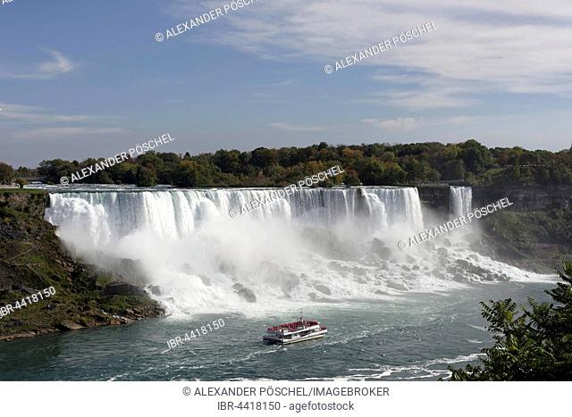 American Falls with tourist boat, Niagara Falls Centre, Niagara Falls, Ontario Province, Canada