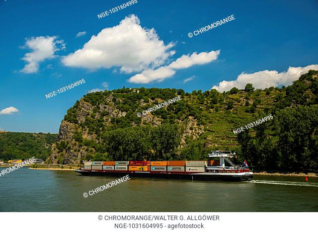 Containerschiff, Loreleyfelsen über dem Rhein, UNESCO Welterbe Oberes Mittelrheintal, Sankt Goarshausen, Rheinland-Pfalz, Deutschland, Europa