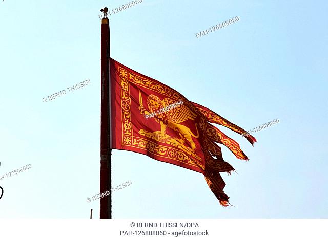 08.05.2019, Italien, Venedig: Die Fahne mit dem Wappen der Stadt Venedig, dem Markuslöwen, das Symbol für den Evangelisten Markus weht im Wind | usage worldwide