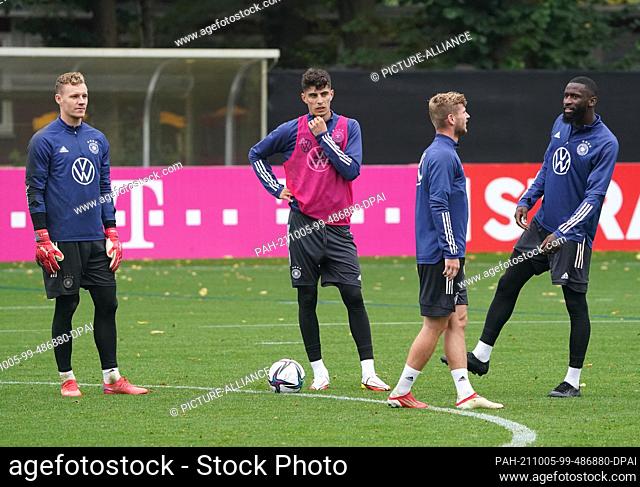05 October 2021, Hamburg: Soccer: National team, training before the World Cup qualifier against Romania. Germany's goalkeepers Bernd Leno, Kai Havertz