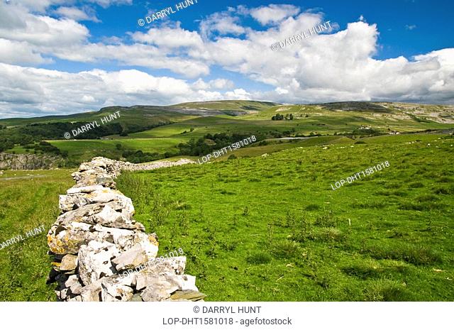 England, North Yorkshire, Ingleton. Traditional dry stone wall just outside Ingleton in the Yorkshire Dales