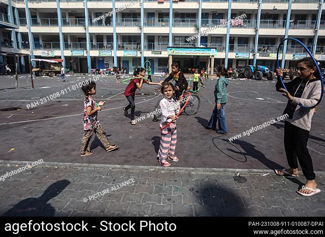 08 October 2023, Palestinian Territories, Gaza: Palestinian children play in a United Nations-run school after taking it as a shelter from Israeli air raids on...
