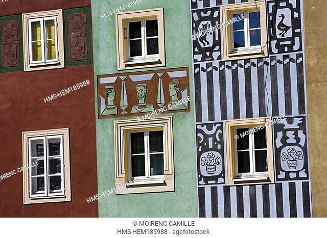 Poland, Wielkopolska Region, Poznan, coloured facades in the historical downtown