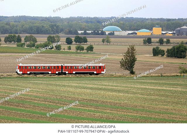 10 September 2018, Saxony-Anhalt, Egeln: A diesel railcar travels through the Börde region near Egeln. An association of railwaymen wants to build up a new...