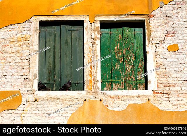 Fenster in der berühmten Stadt Venedig in der Lagune von Venedig/Italien - Windows in the famous town Venice in the Venetian lagoon/Italy