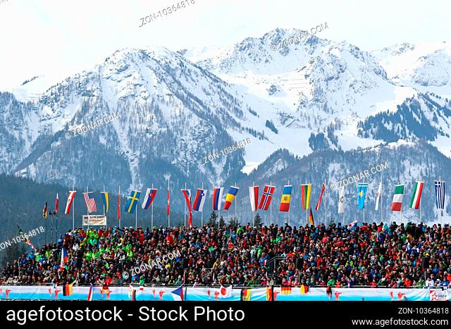 Blick aus dem Biathlon-Stadion von Hochfilzen über die Zuschauerkulisse auf die Tiroler Bergwelt