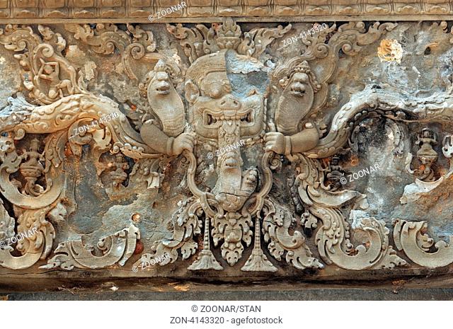 Darstellung des mythischen Dämons Kala in Sandstein, Lolei Tempel, Rolous Gruppe, Angkor, Kambodscha / Bas-relief of the mythical demon Kala in a sandstone...