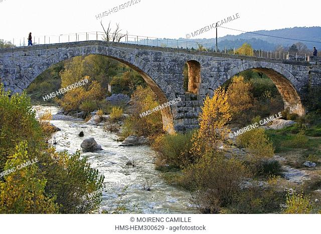France, Vaucluse, Luberon, Bonnieux, Le Pont Julien, Roman bridge, traditionaly dated year 3 BC