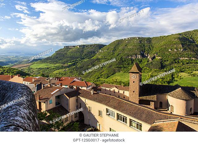 VILLAGE OF ROQUEFORT-SUR-SOULZON IN THE VALLEY CROSSED BY THE SOULZON RIVER, (12) AVEYRON, MIDI-PYRENEES, FRANCE